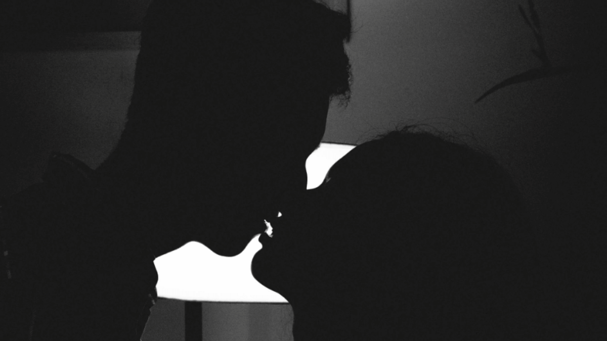 couple-kisses-openly-at-delhi-metro-station-unbothered-delhiites-are-not-surprised-viral-video